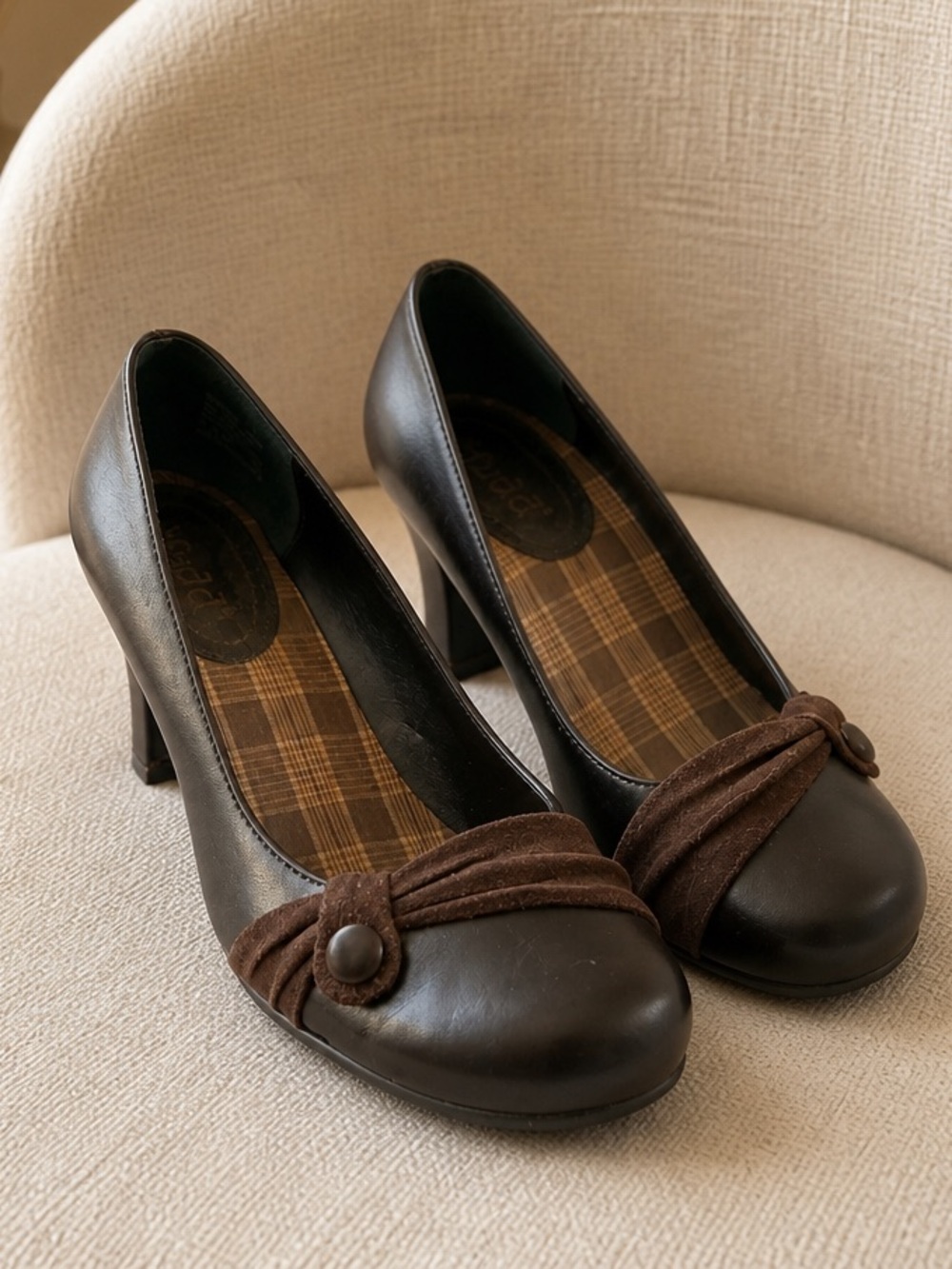 Women's Brown Button Accent Leather Pumps